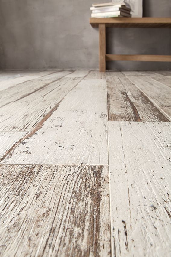 Pavimento rivestimento 90x90 effetto legno Natural Blendart Naturale posata in ambiente arredato, dettaglio della venatura