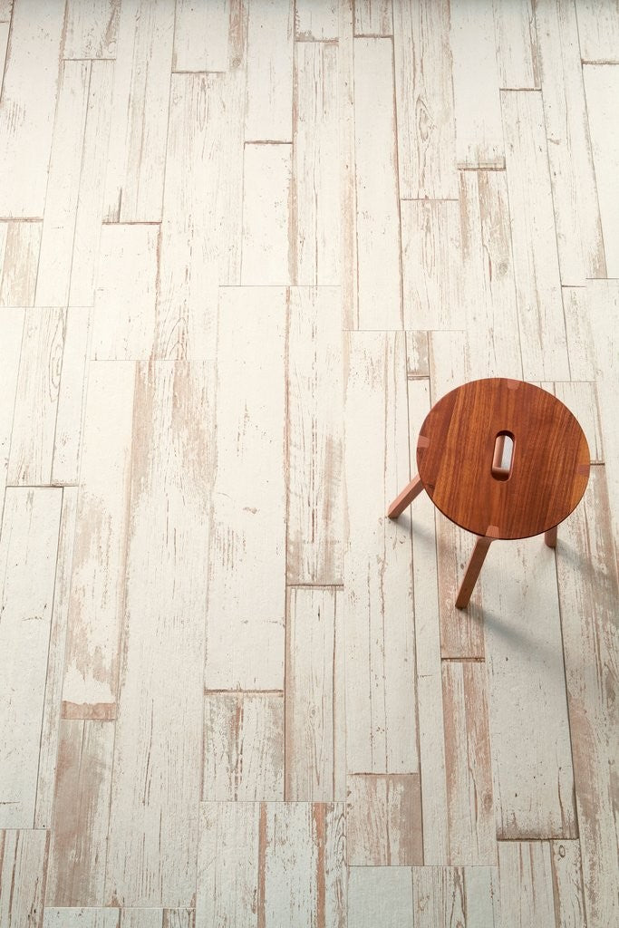 Pavimento 40x120 Effetto Legno Invecchiato ANTISLIP 20 MM posata in ambiente arredato, dettaglio della venatura