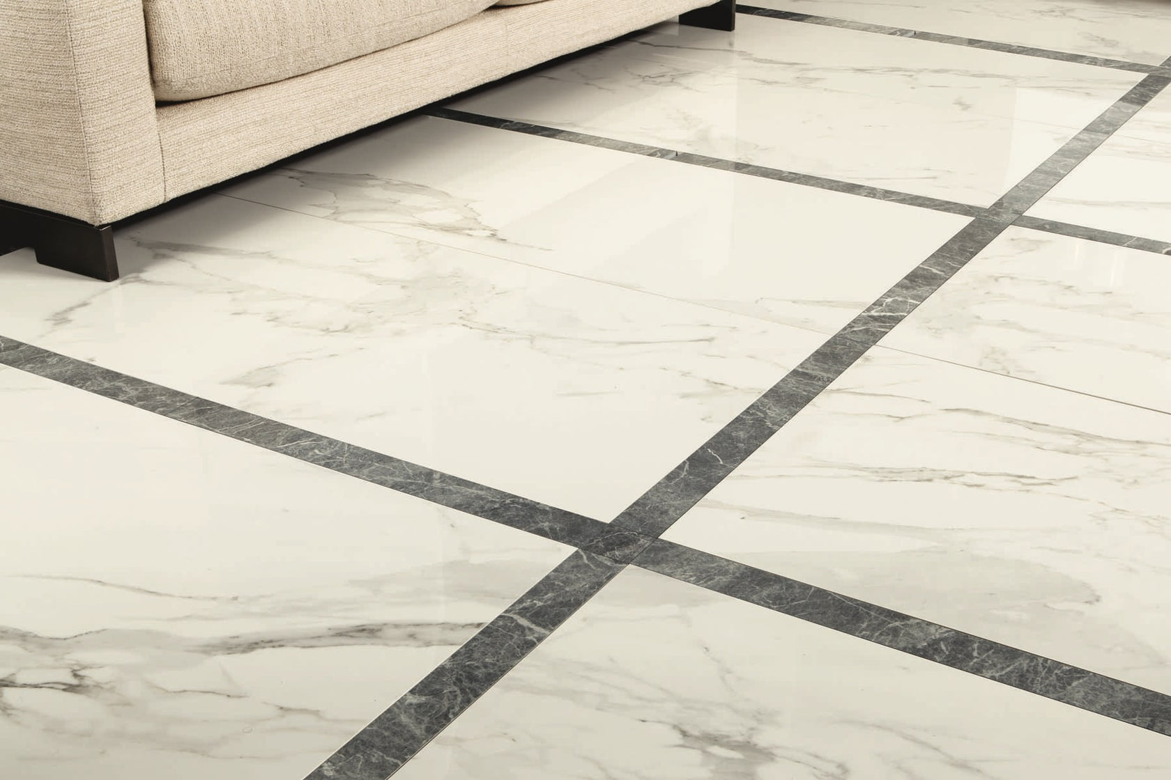 Ceramiche Caesar Anima Statuario 60x60 cm Lappato in ambientazione completa, vista d'insieme della stanza