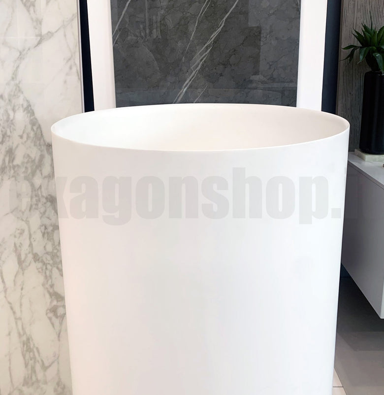 Antonio Lupi Ego Lavabo 45 cm freestanding in Corian NLEGOV ambientato su piano bagno con accessori - Antonio Lupi Design