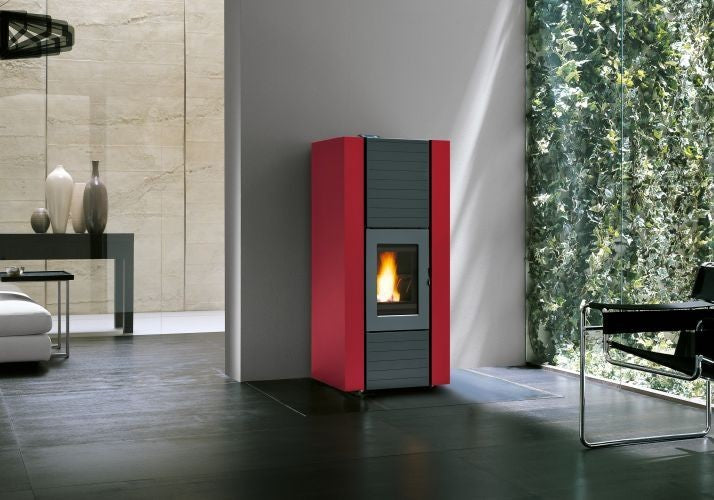 Stufa ermetica a Pellet Ecofire Ad Acqua con top in ghisa e, vista laterale che mostra profilo e dimensioni