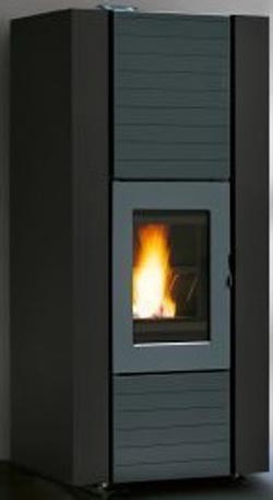 Stufa ermetica A Pellet ad acqua Ecofire in acciaio nero, dettaglio del pannello comandi e della bocca di carico