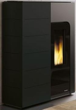 Stufa a Pellet ecofire ad aria Canalizzata in acciaio nero Nera in ghisa accesa in soggiorno, fiamma visibile attraverso...
