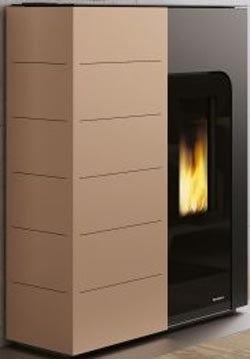 Palazzetti Ginger 9 Stufa a Pellet ecofire ad aria in ghisa accesa in soggiorno, fiamma visibile attraverso il vetro