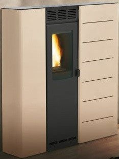 Stufa A Pellet salvaspazio Ecofire ad aria irraggiamento in accesa in soggiorno, fiamma visibile attraverso il vetro