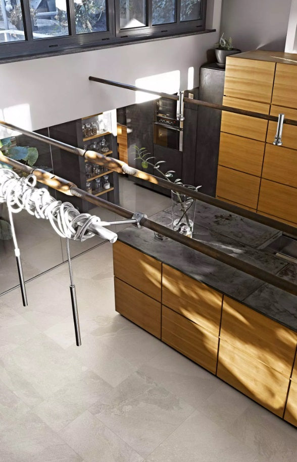 Pavimento rivestimento 30x60 effetto pietra da esterno Bianco, dettaglio ravvicinato della finitura e delle fughe