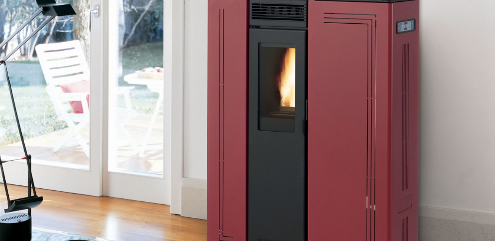 Royal Gigliola Air 80 Stufa A Pellet Ad Aria 7 Kw serbatoio accesa in soggiorno, fiamma visibile attraverso il vetro