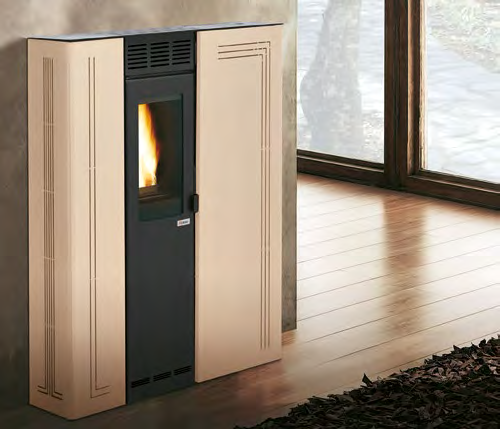 Royal Gigliola Air 80 Stufa A Pellet Ad Aria 7 Kw In accesa in soggiorno, fiamma visibile attraverso il vetro