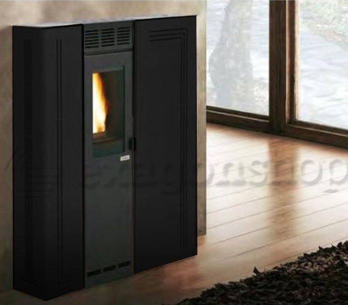 Royal Gigliola Air 80 Stufa A Pellet Ad Aria 7 Kw In accesa in soggiorno, fiamma visibile attraverso il vetro