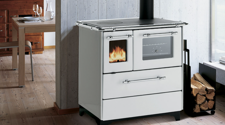 Royal Betty 3.5 New Cucina A Legna 80x65 cm 6kw Bianco in naturale e smaltato accesa in soggiorno, fiamma visibile...