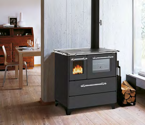 Royal Betty 3.5 New Cucina A Legna 80x65 cm 6kw Canna Di Grigio in naturale e smaltato accesa in soggiorno, fiamma...