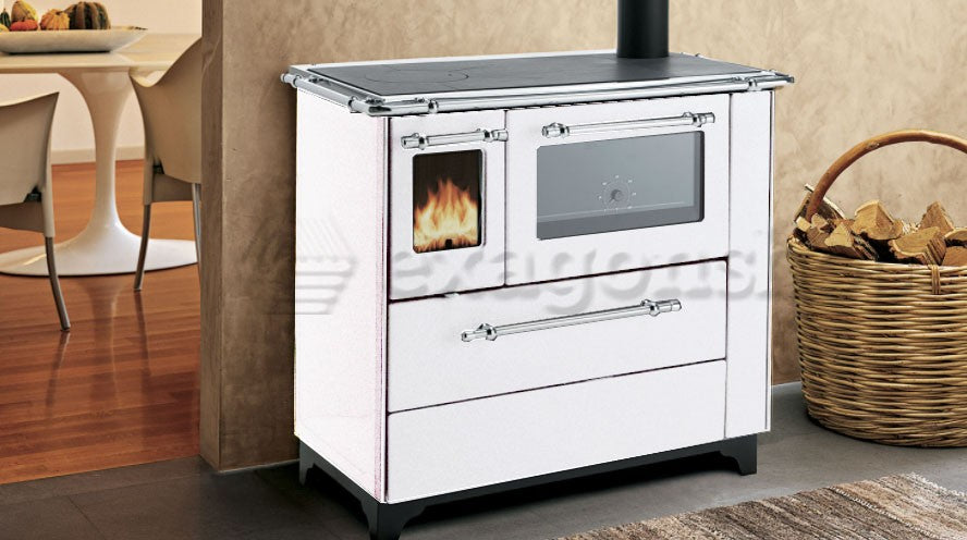 Royal Betty 4.5 New Cucina A Legna 100x65 cm 6kw Bianco in naturale e smaltato accesa in soggiorno, fiamma visibile...
