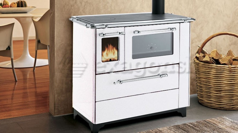 Royal Betty 4.5 New Cucina A Legna 100x65 cm 6kw Bianco in naturale e smaltato accesa in soggiorno, fiamma visibile...