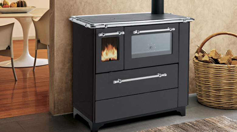 Royal Betty 4.5 New Cucina A Legna 100x65 cm 6kw Canna Di in naturale e smaltato accesa in soggiorno, fiamma visibile...