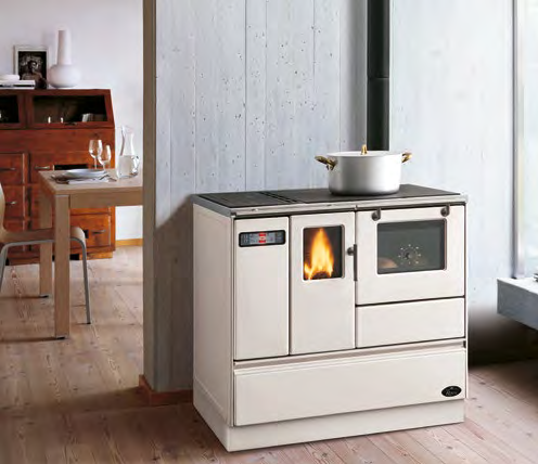 Royal Rosita Cucina A Pellet 90x65 Ad Aria 8kw Avorio accesa in soggiorno, fiamma visibile attraverso il vetro