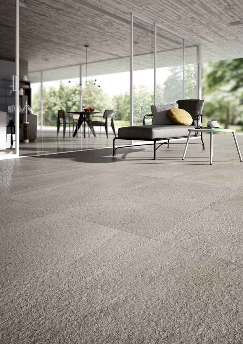 Cotto D'Este Limestone 14mm Pavimento Rivestimento 60x120 posata in ambiente arredato, dettaglio della venatura - Cotto D...
