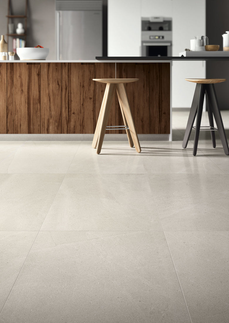 Cotto D'Este Limestone 14mm Pavimento Rivestimento 60x60 Cm posata in ambiente arredato, dettaglio della venatura - Cotto...