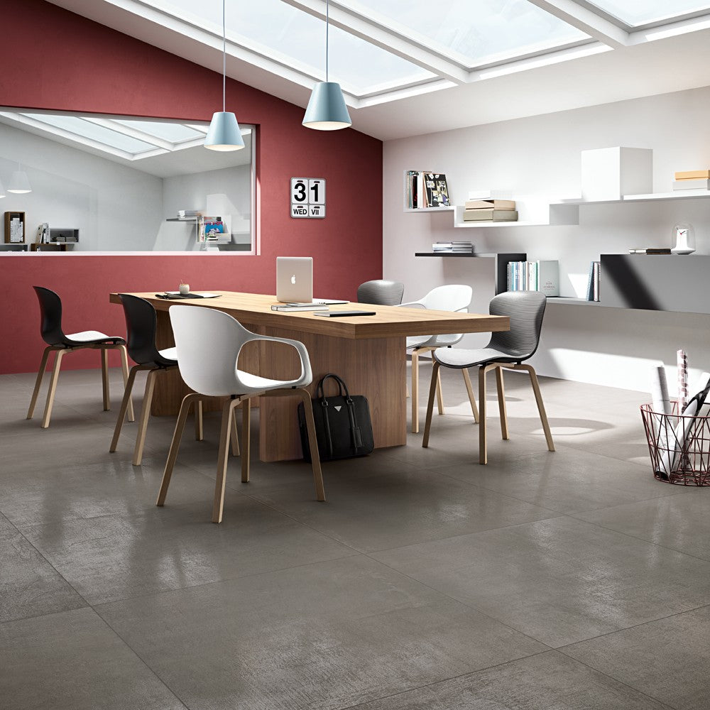 Pavimento Rivestimento 90x90 Effetto Cemento Rettificato in ambientazione completa, vista d'insieme della stanza
