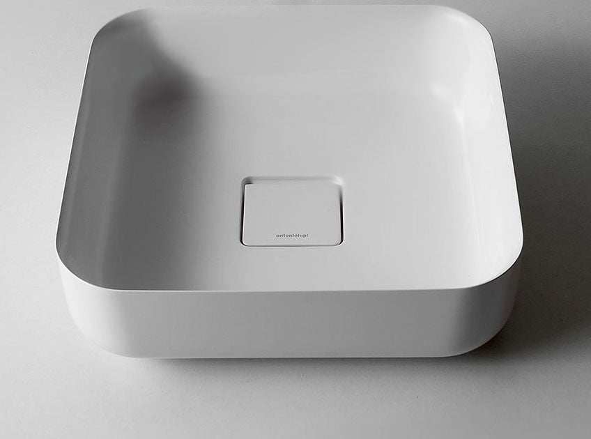 Antonio Lupi Lavabo 40x40 in Flumood Bianco opaco Bolomood40 ambientato su piano bagno con accessori - Antonio Lupi Design