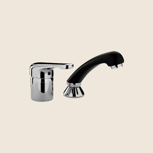 Paffoni Nettuno Nt087 Miscelatore Con Doccetta Monogetto ambientato su piano bagno con accessori