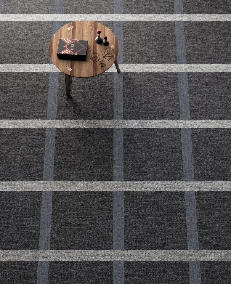 Pavimento rivestimento 90x90 Effetto Tessuto in Gres 10 mm posata in ambiente arredato, dettaglio della venatura
