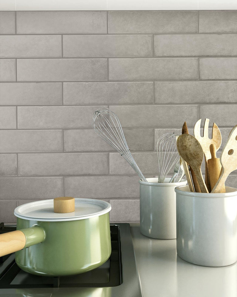 Pavimento rivestimento 7x28 effetto cemento in gres posata in ambiente arredato, dettaglio della venatura