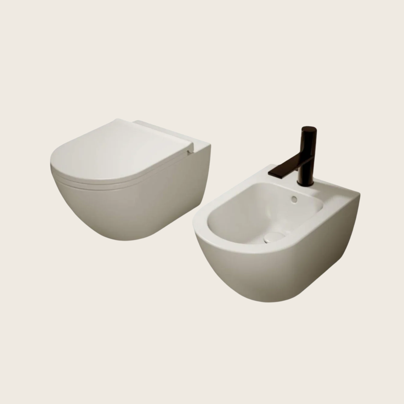 Cielo Enjoy Coppia Sanitari Sospesi a filoparete Bidet e in ceramica ambientato su piano bagno con accessori