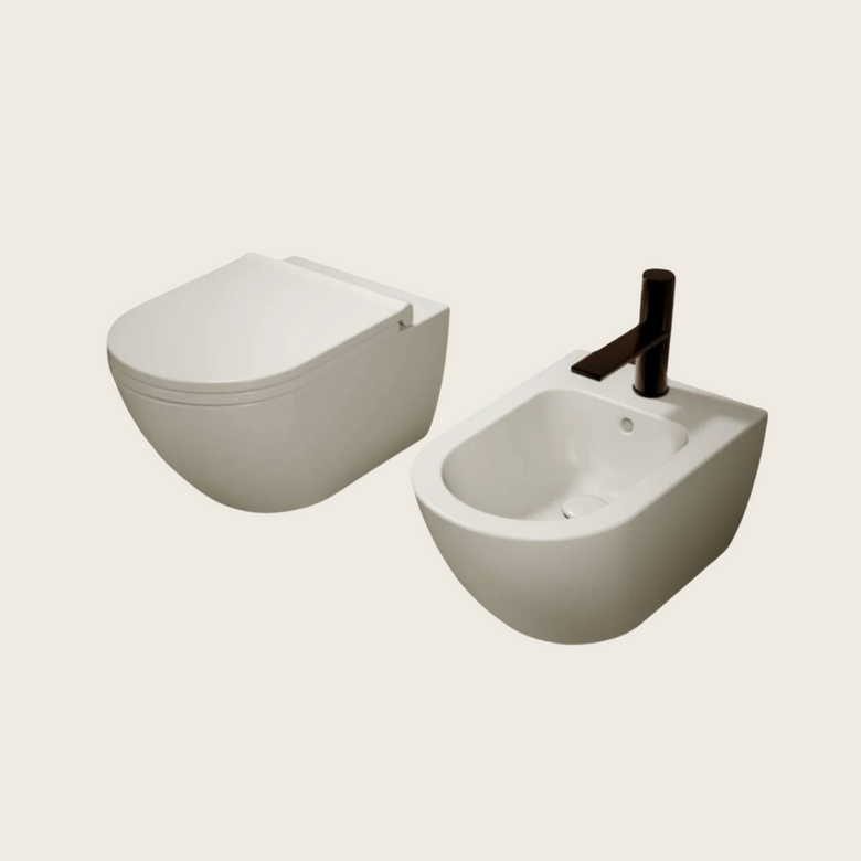 Cielo Enjoy Coppia Sanitari Sospesi a filoparete Bidet e in ceramica ambientato su piano bagno con accessori