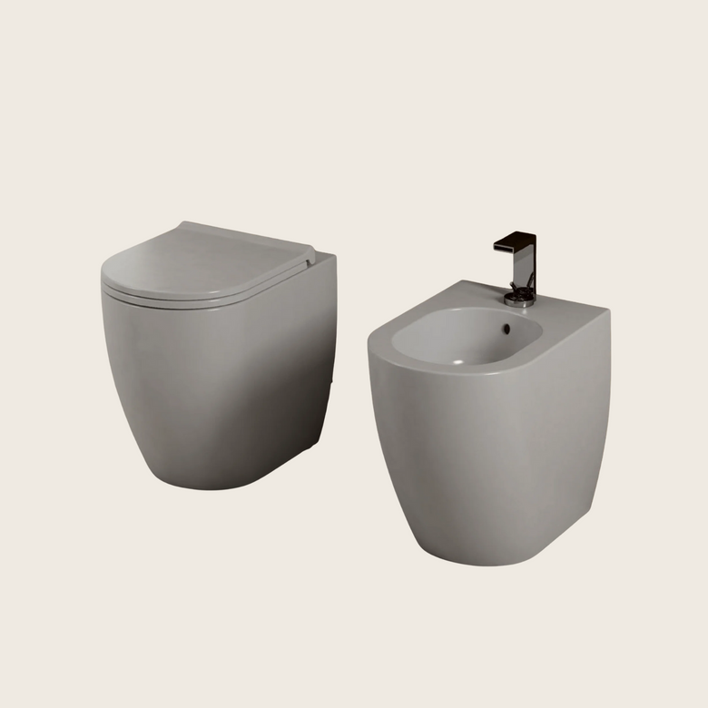 Ceramica Cielo Smile 53 Coppia Sanitari vaso e bidet a ambientato su piano bagno con accessori