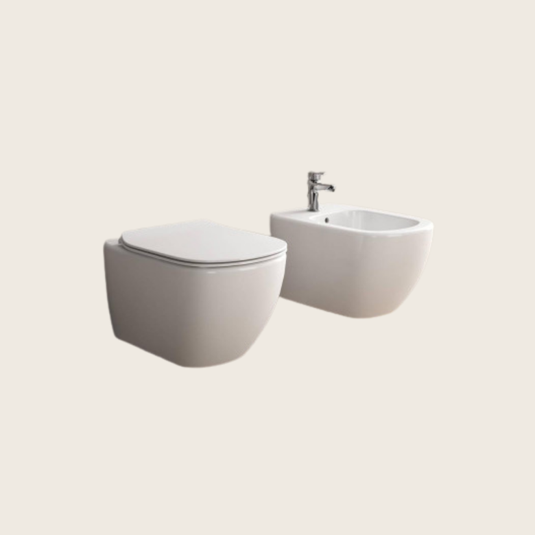 Ideal Standard Coppia sanitari sospesi vaso rimless e bidet in lucido ambientato su piano bagno con accessori