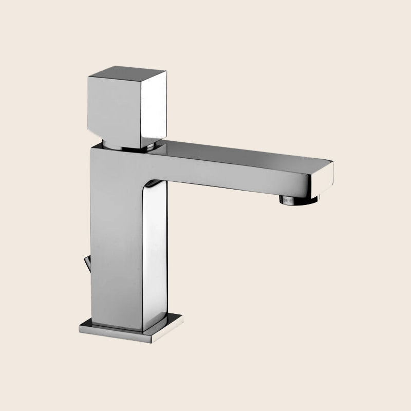 Paffoni Elle Elx075 Miscelatore Lavabo Con Leva Cubo Cromo in lucido ambientato su piano bagno con accessori