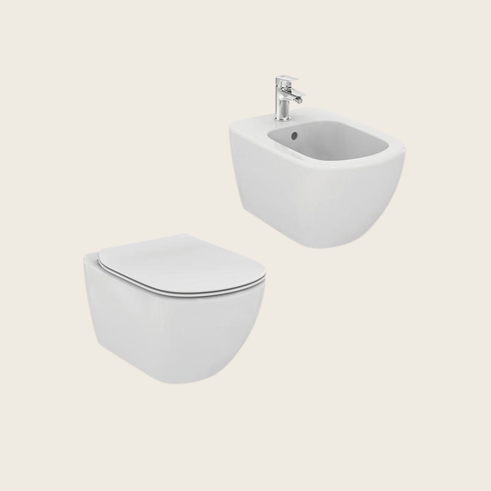 Ideal standard Tesi Aquablade Coppia sanitari Vaso e Bidet ambientato su piano bagno con accessori