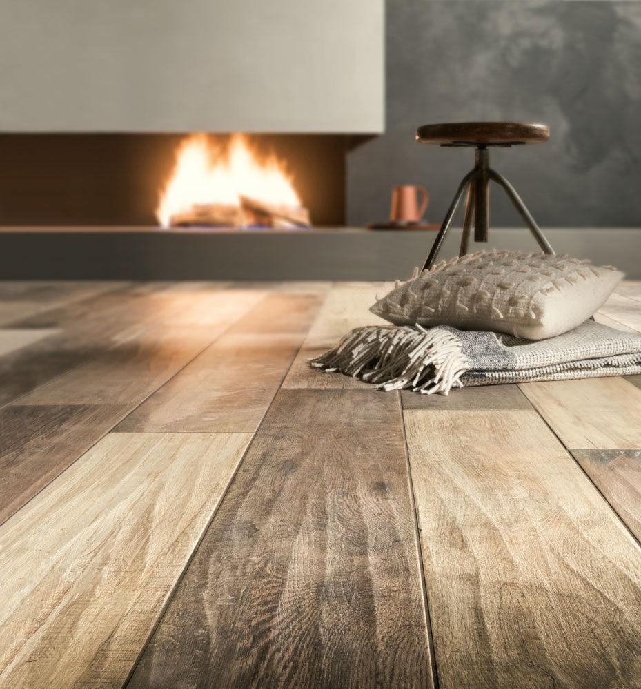 Blustyle Country Pavimento Rivestimento Effetto Legno posata in ambiente arredato, dettaglio della venatura