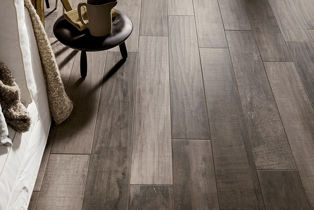 Blustyle Country Pavimento Rivestimento Effetto Legno posata in ambiente arredato, dettaglio della venatura
