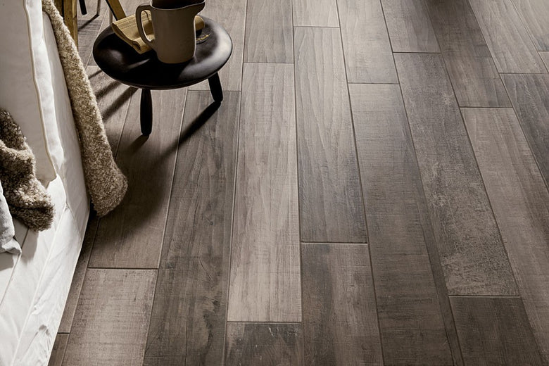 Blustyle Country Pavimento Rivestimento Effetto Legno posata in ambiente arredato, dettaglio della venatura