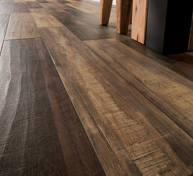 Blustyle Country Pavimento Rivestimento Effetto Legno posata in ambiente arredato, dettaglio della venatura
