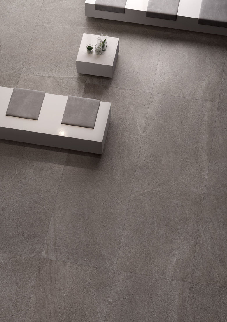 Cotto D'Este Kerlite Limestone 5 Plus Pavimento posata in ambiente arredato, dettaglio della venatura - Cotto D Este...