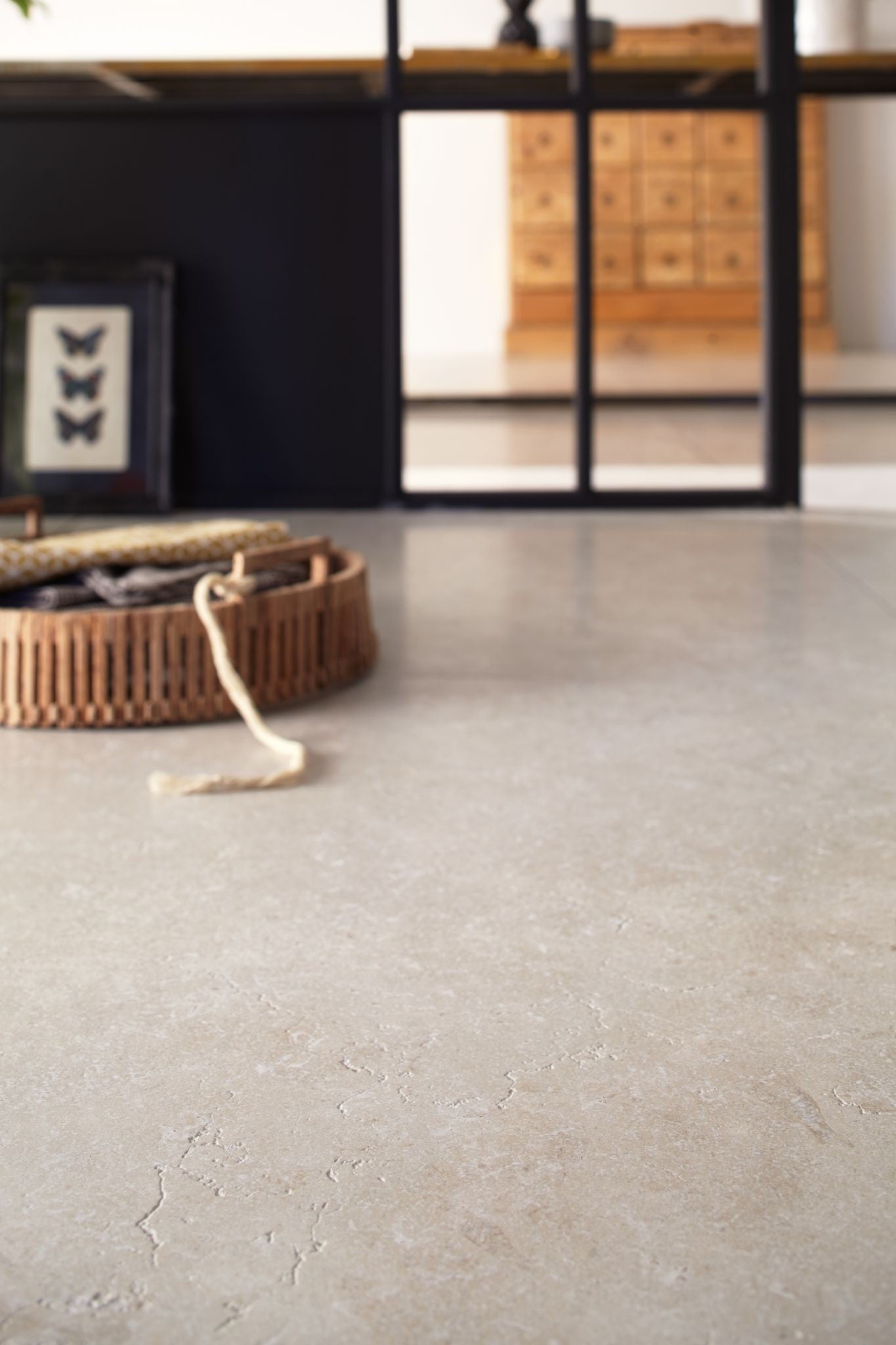 Cotto D'Este Secret Stone 14mm Pavimento Rivestimento posata in ambiente arredato, dettaglio della venatura - Cotto D...