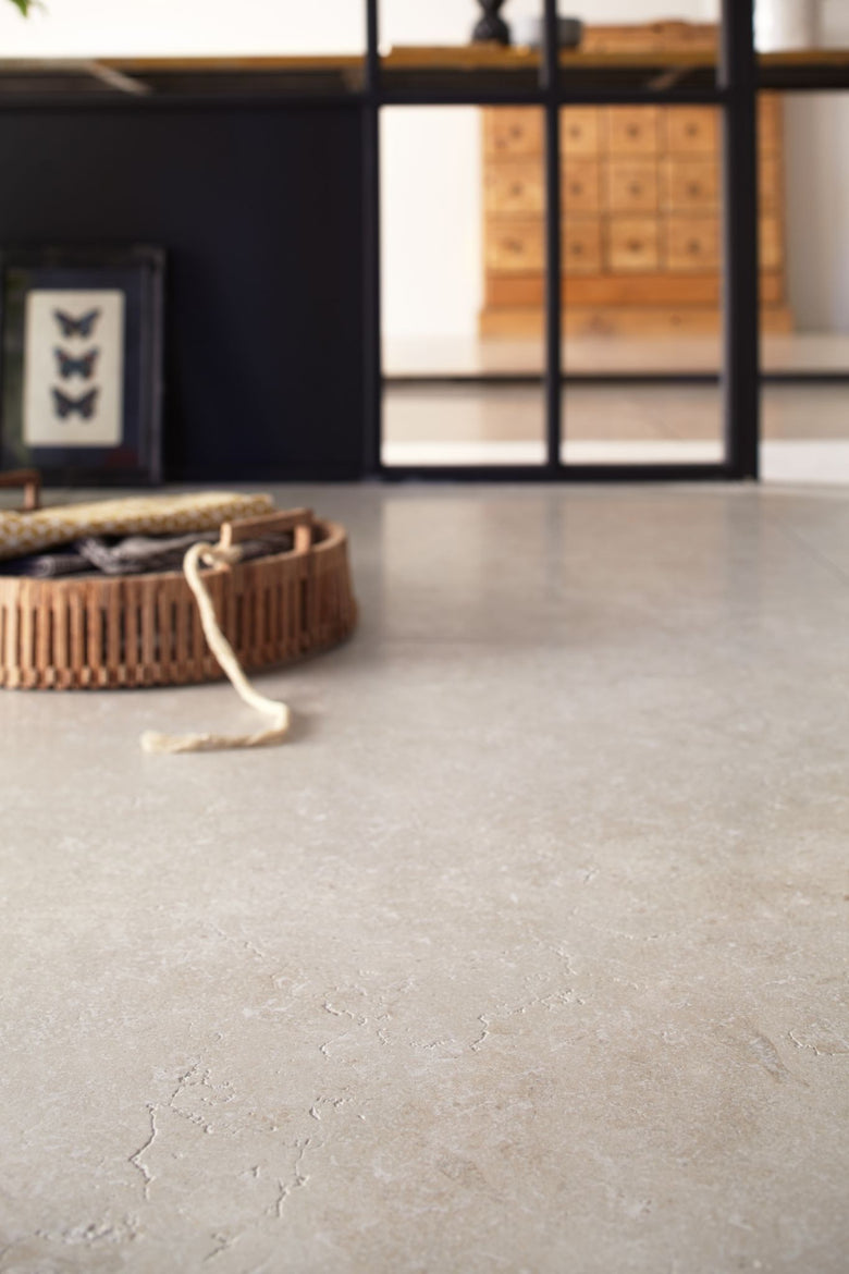 Cotto D'Este Secret Stone 14mm Pavimento Rivestimento posata in ambiente arredato, dettaglio della venatura - Cotto D...
