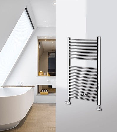 Lazzarini Sanremo scaldasalviette 803x500 ad acqua dritto Cromo Lucido accesa in soggiorno, fiamma visibile attraverso il...