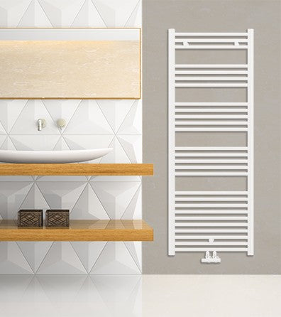 Lazzarini Bolzano 1785x500 Scaldasalviette dritto 763 W accesa in soggiorno, fiamma visibile attraverso il vetro