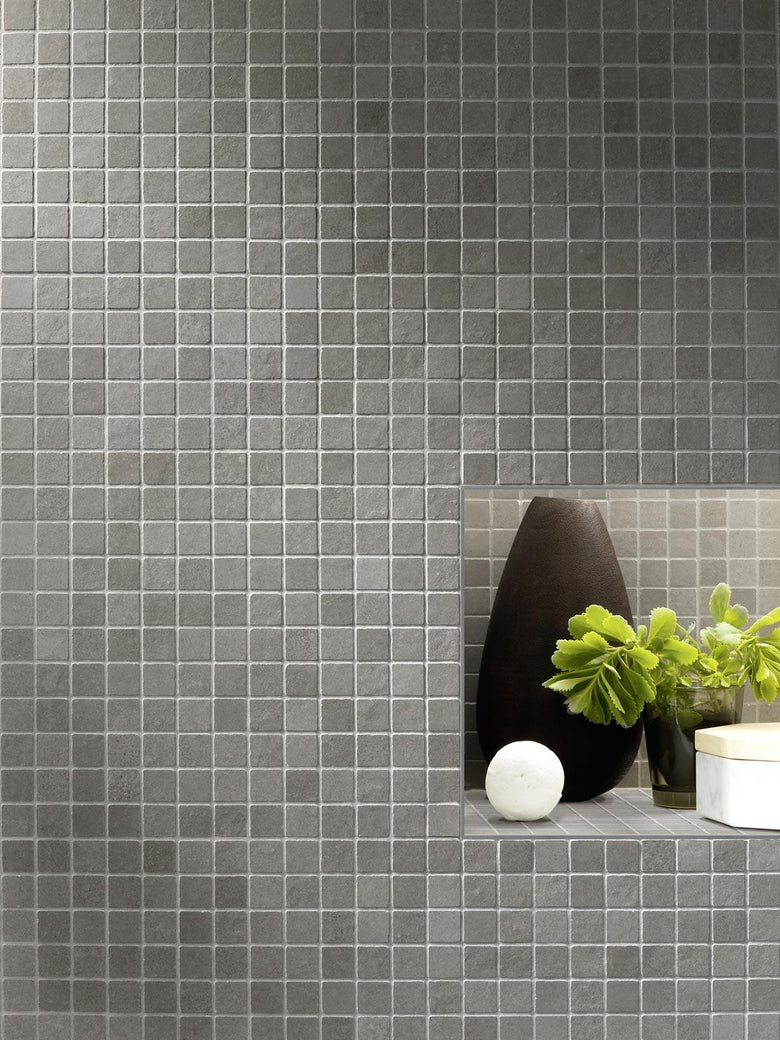Rivestimento 40x40 Mosaico in pasta bianca 6 mm piombo posata in ambiente arredato, dettaglio della venatura