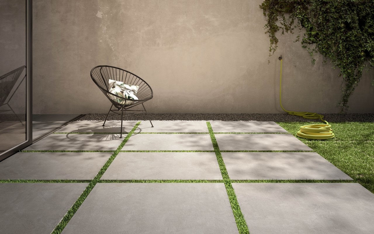 Pavimento Rivestimento 90x90 Cm Effetto Cemento In Gres posata in ambiente arredato, dettaglio della venatura