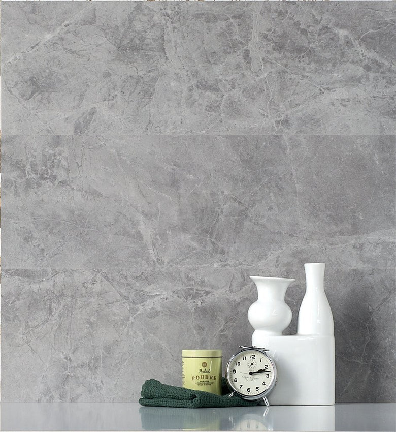 Pavimento Rivestimento 120x120 Cm Effetto Marmo Grigio, dettaglio ravvicinato della finitura e delle fughe
