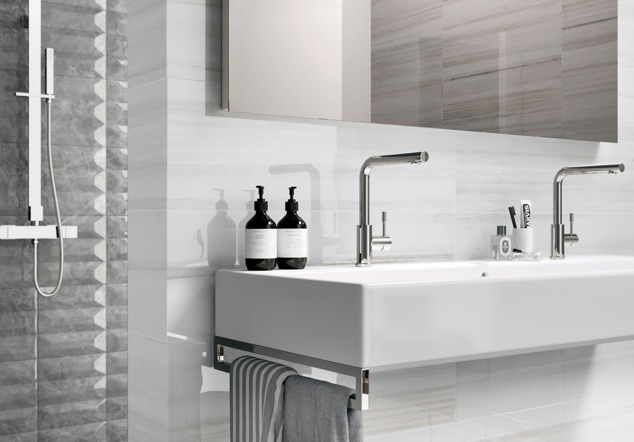 Pavimento Rivestimento 120x120 Cm Effetto Marmo Bianco Lasa Bianco Lasa Kry posata in ambiente arredato, dettaglio della...