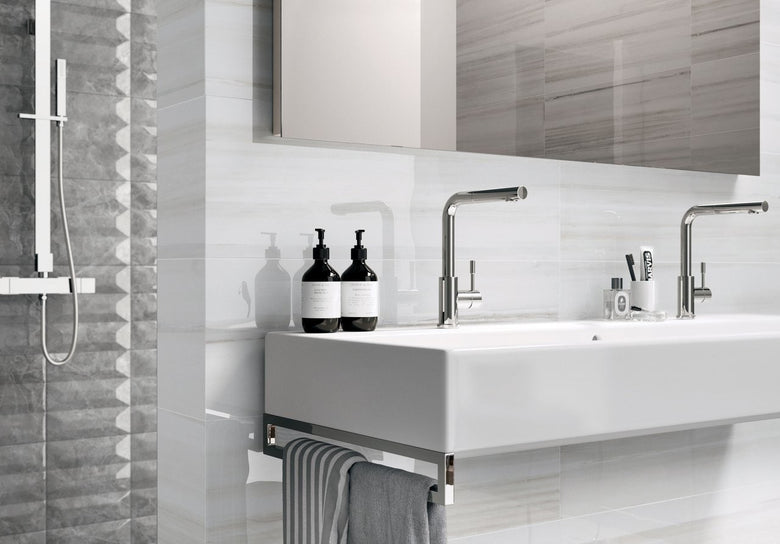 Pavimento Rivestimento 120x120 Cm Effetto Marmo Bianco Lasa Bianco Lasa Kry posata in ambiente arredato, dettaglio della...