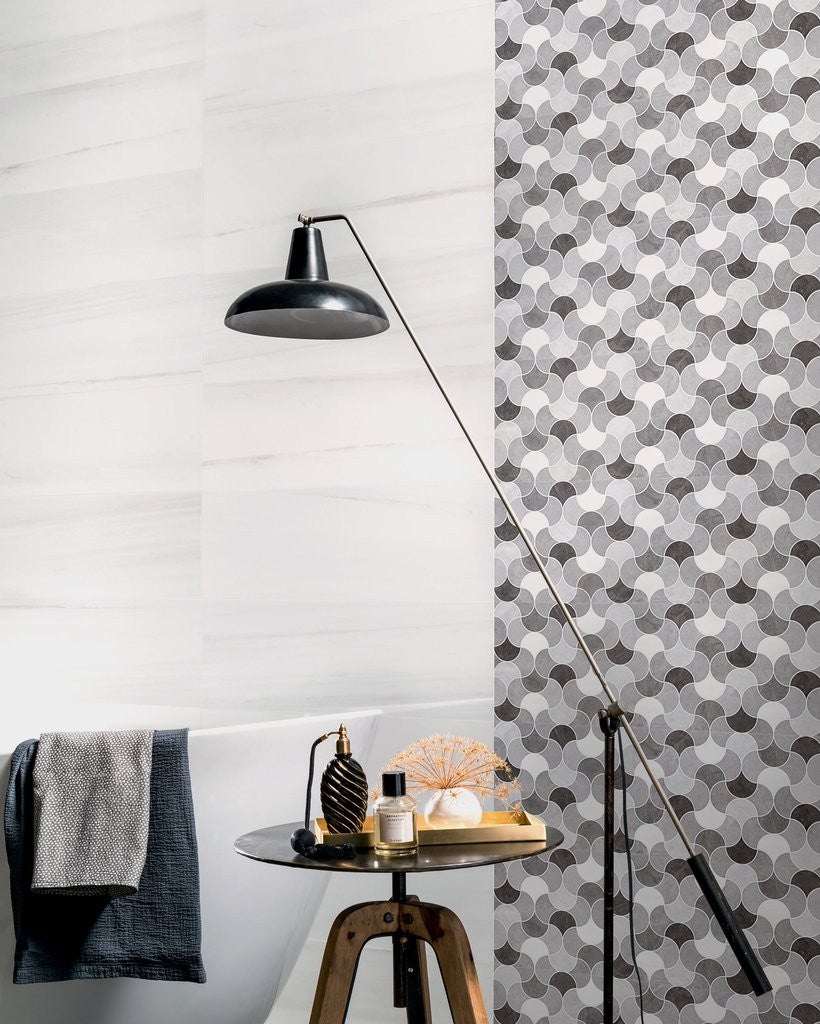 Pavimento Rivestimento 45x45 Cm Effetto Marmo Bianco Lasa in ambientazione completa, vista d'insieme della stanza