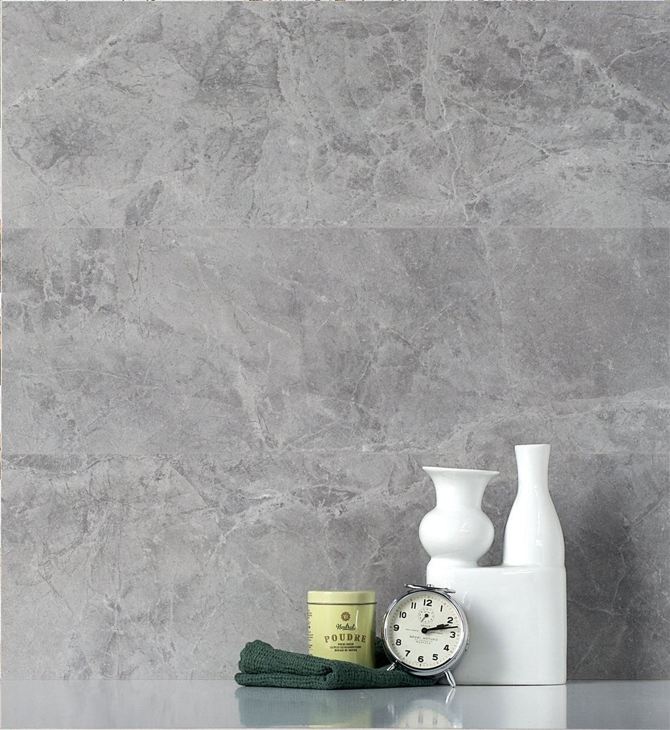 Pavimento Rivestimento 73X296 mm Effetto Marmo Grigio posata in ambiente arredato, dettaglio della venatura