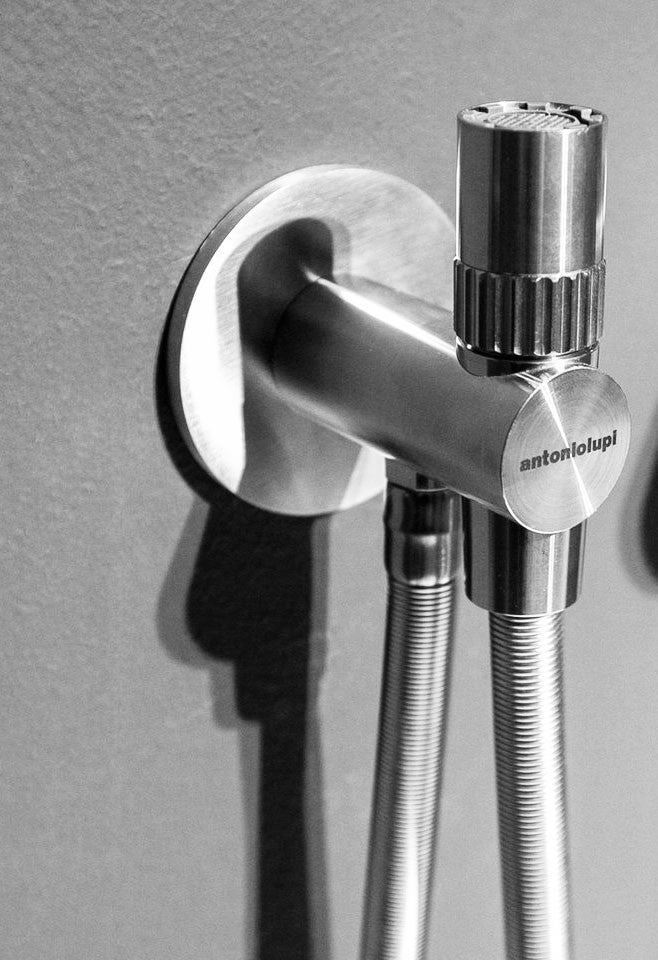 Antonio Lupi Design Vibro Doccetta esterna Acciaio satinato in acciaio inox, vista frontale della maniglia e della bocca...
