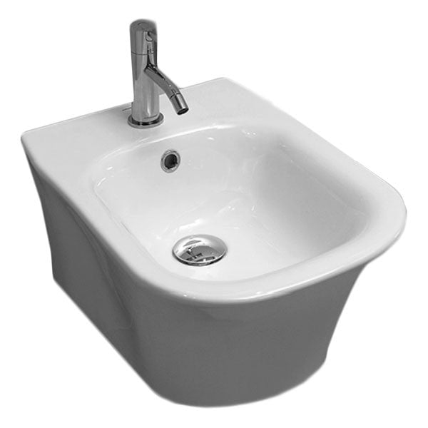 Antonio Lupi Design Cabo4 Bidet Sospeso In Ceramica Bianco in opaco ambientato su piano bagno con accessori